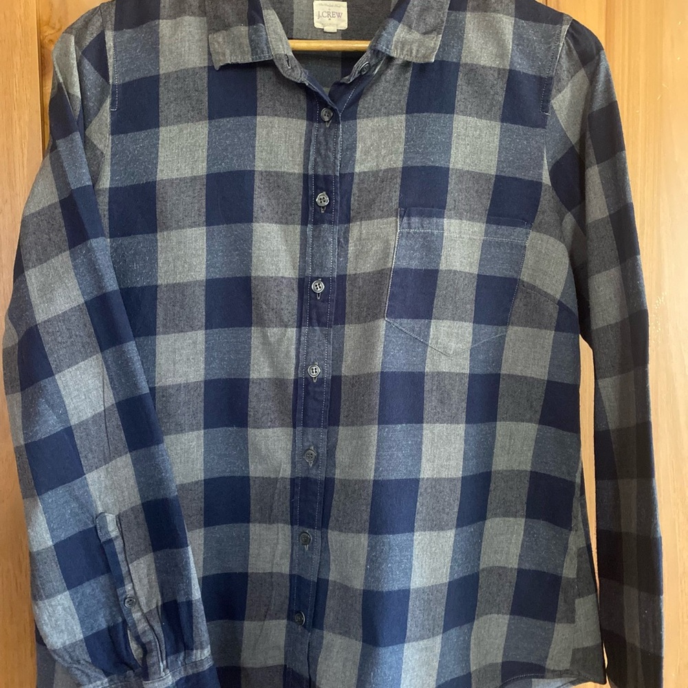 J. Crew Ladies Navy & Gray Long Sleeve Plaid Light Flannel Shirt.  Size L